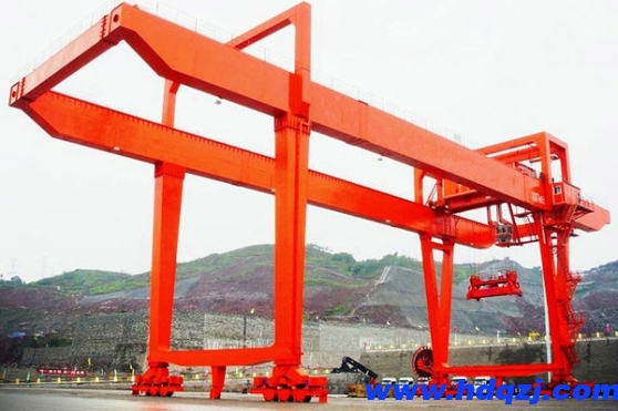 雙梁U型吊鉤門式起重機(jī) 雙梁U型吊鉤門式起重機(jī)