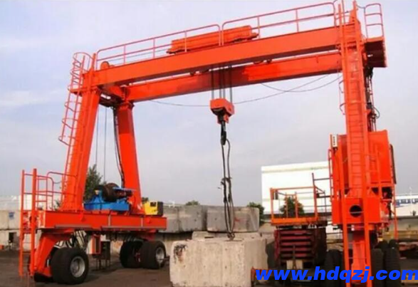 移動(dòng)式龍門吊起重機(jī)結(jié)構(gòu)和特點(diǎn) 移動(dòng)式龍門吊起重機(jī)結(jié)構(gòu)和特點(diǎn)